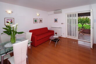 Apartment Complex Irena with Pool \/ Apartment Irena I with Terrace and Garden View