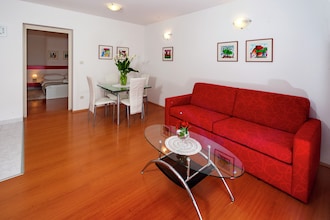 Apartment Complex Irena with Pool \/ Apartment Irena I with Terrace and Garden View