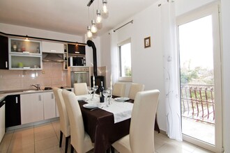 SPACIOUS MODERN APARTMENT