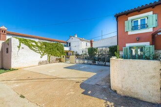 Charming stone house with Fenced Yard - Casa Dina Valbandon