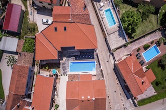 Apartment Complex Valtrazza with Common Pool \/ Apartment Fiorela I in Villa Valtrazza on the Ground Floor with Shared Pool
