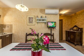 Apartment Complex Valtrazza with Common Pool \/ Apartment Fiorela I in Villa Valtrazza on the Ground Floor with Shared Pool