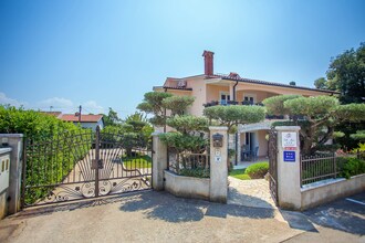 Apartment Complex Villa Maja in Tar \/ Two-Bedroom Apartment Maja I with Shared Pool
