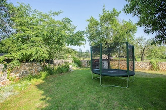 Modern Villa di Rovigno with Pool, Hot Tub and Sea View