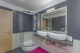 Modern Villa di Rovigno with Pool, Hot Tub and Sea View