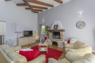 Modern Villa di Rovigno with Pool, Hot Tub and Sea View