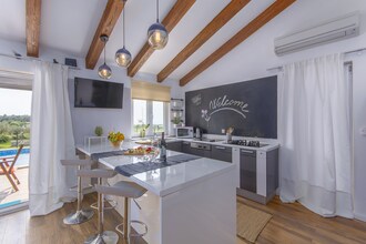 Modern Villa di Rovigno with Pool, Hot Tub and Sea View