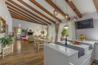 Modern Villa di Rovigno with Pool, Hot Tub and Sea View
