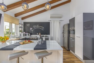 Modern Villa di Rovigno with Pool, Hot Tub and Sea View