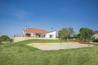 Modern Villa di Rovigno with Pool, Hot Tub and Sea View