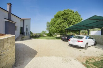 Modern Villa di Rovigno with Pool, Hot Tub and Sea View