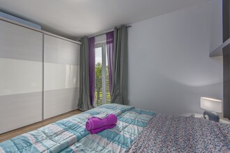 Modern Villa di Rovigno with Pool, Hot Tub and Sea View