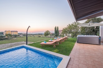Modern Villa di Rovigno with Pool, Hot Tub and Sea View