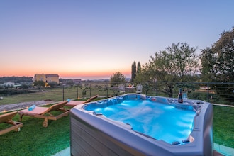 Modern Villa di Rovigno with Pool, Hot Tub and Sea View