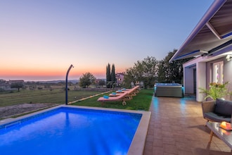 Modern Villa di Rovigno with Pool, Hot Tub and Sea View