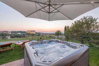 Modern Villa di Rovigno with Pool, Hot Tub and Sea View