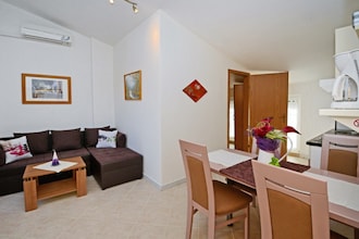 Apartment Complex Laura Nova Vas \/ Apartment Laura D with Balcony and Garden View