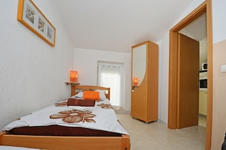 Apartment Complex Laura Nova Vas \/ Apartment Laura D with Balcony and Garden View