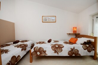 Apartment Complex Laura Nova Vas \/ Apartment Laura D with Balcony and Garden View