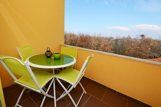 Apartment Complex Laura Nova Vas \/ Apartment Laura D with Balcony and Garden View