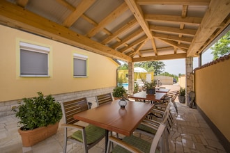 Apartment Complex Laura Nova Vas \/ Apartment Laura D with Balcony and Garden View