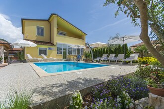 Apartment Complex Laura Nova Vas \/ Apartment Laura D with Balcony and Garden View