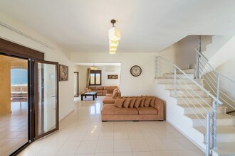Villa Avra
