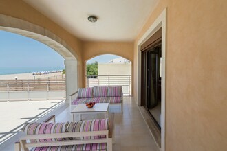 Villa Avra