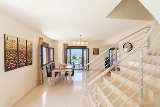 Villa Avra