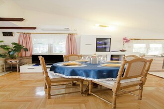 Marina Top Floor apartment E