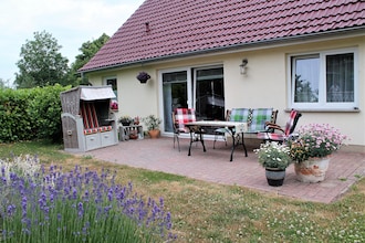 Hohenkirchen mit Garten Terrasse und Strandkorb