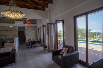 Villa's KyriAnna