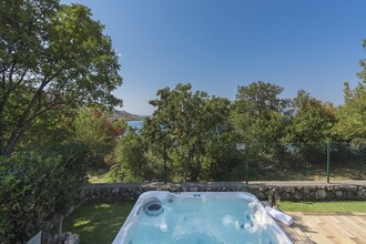 Holiday House Komadina with Whirlpool direct on the Beach in Lukovo