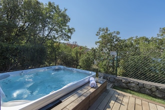 Holiday House Komadina with Whirlpool direct on the Beach in Lukovo