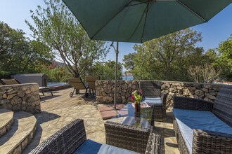 Holiday House Komadina with Whirlpool direct on the Beach in Lukovo