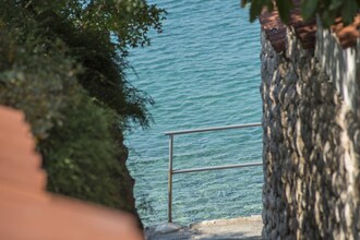 Holiday House Komadina with Whirlpool direct on the Beach in Lukovo
