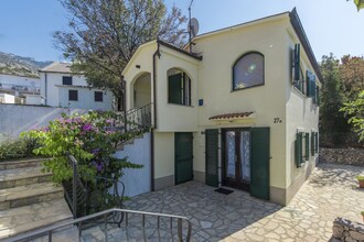 Holiday House Komadina with Whirlpool direct on the Beach in Lukovo