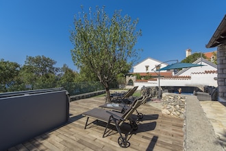Holiday House Komadina with Whirlpool direct on the Beach in Lukovo