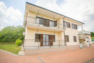 Villa Maria Buzet with Shared Pool \/ Apartment Maria I with Garden View