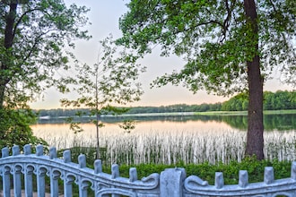 A house on the shore of the lake