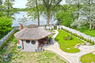 A house on the shore of the lake