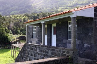 Small semi-detached holiday home in Santo Amaro