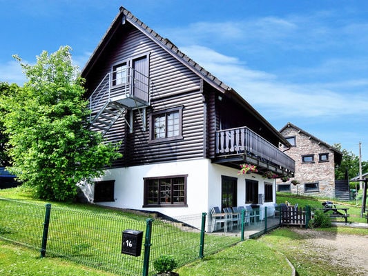 Groot en gezellig vakantiehuis in de heuvels met houtkachel en sauna