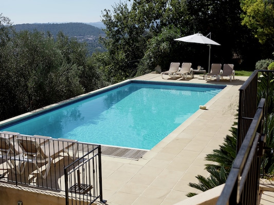 Ferienhaus mit umzäuntem Garten in Cabris (Frankreich) und 1 Hund erlaubt