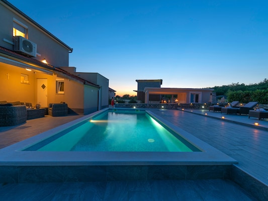 Ferienhaus mit umzäuntem Garten in Ugljane (Kroatien) und 1 Hund erlaubt