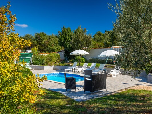 Ferienhaus mit umzäuntem Garten in Segotici (Kroatien) und 1 Hund erlaubt