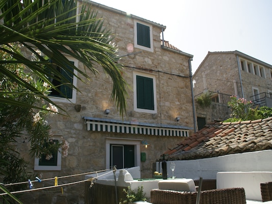 Vakantiehuis met omheinde tuin in Vis (Kroatië) 1 hond is welkom