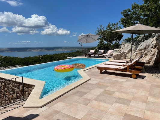 Vakantiehuis met privé zwembad in Starigrad - Paklenica (Kroatië) voor 6 personen