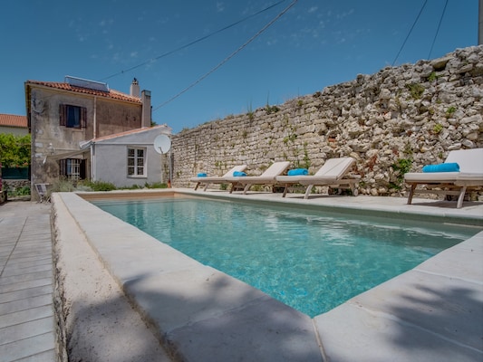 Vakantiehuis met omheinde tuin in Nerezine (Kroatië) 5 honden zijn welkom