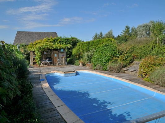 Prachtig gelegen familiehuis met een openlucht zwembad en een grote zonnige tuin